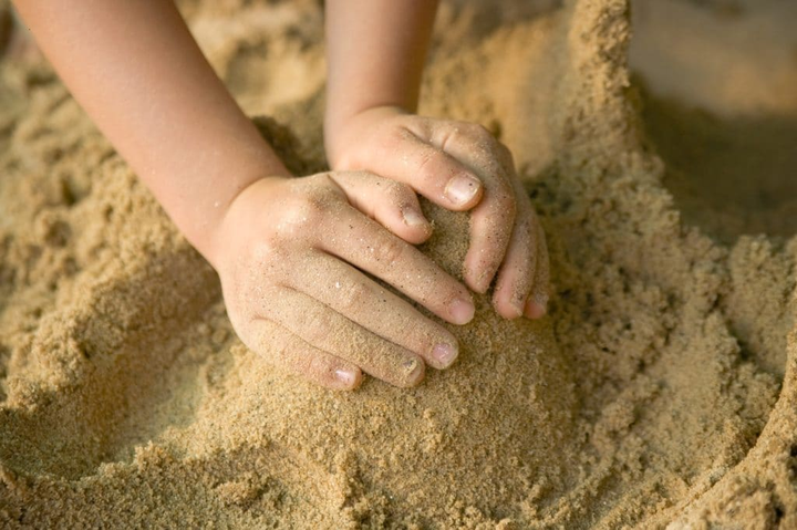 Dziecko w piaskownicy
